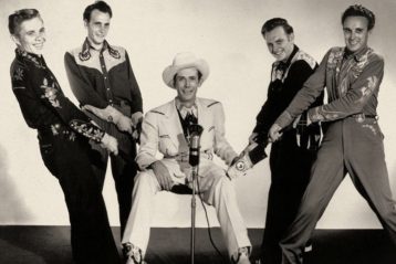 Hank Williams with men on stage